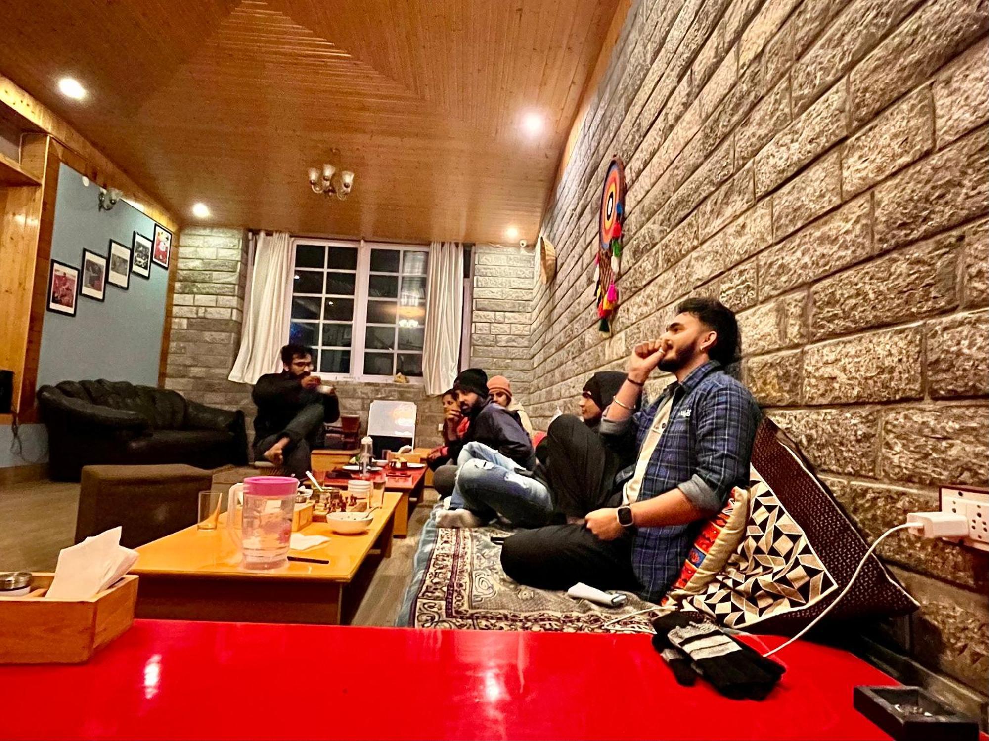 Fluestern Hostel And Cafe Nagar  Buitenkant foto