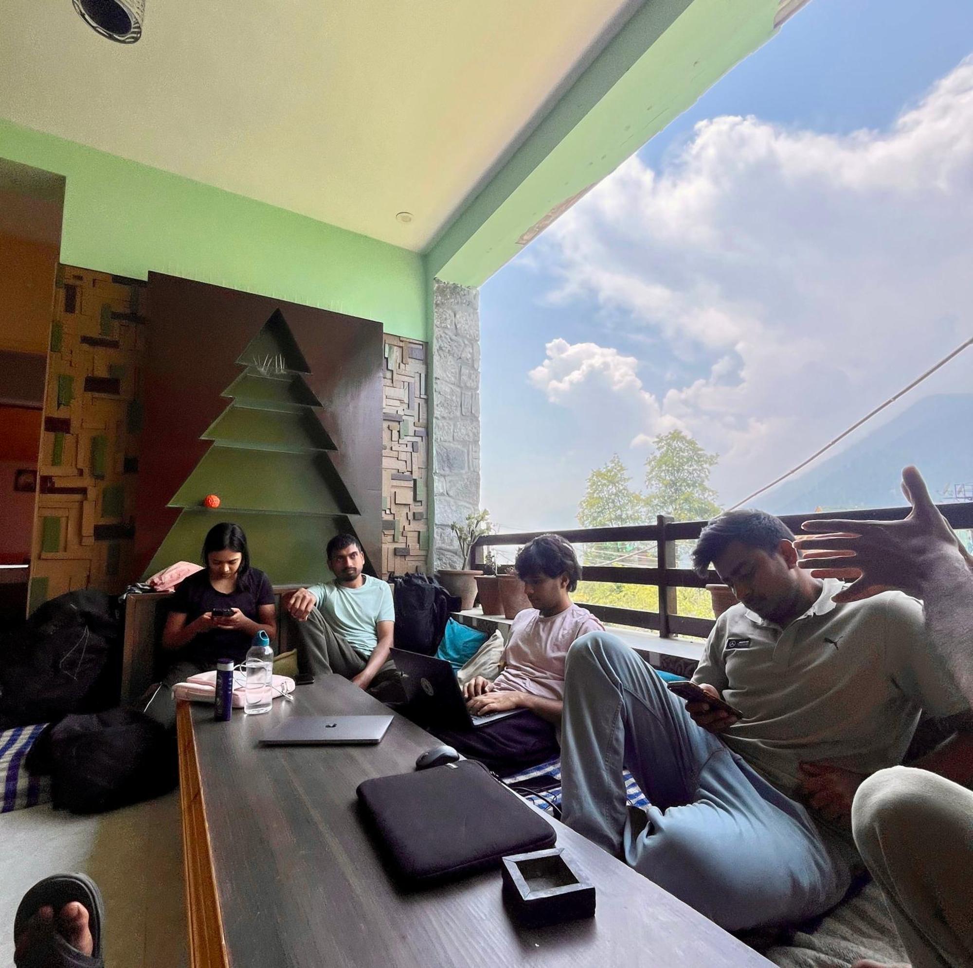 Fluestern Hostel And Cafe Nagar  Buitenkant foto