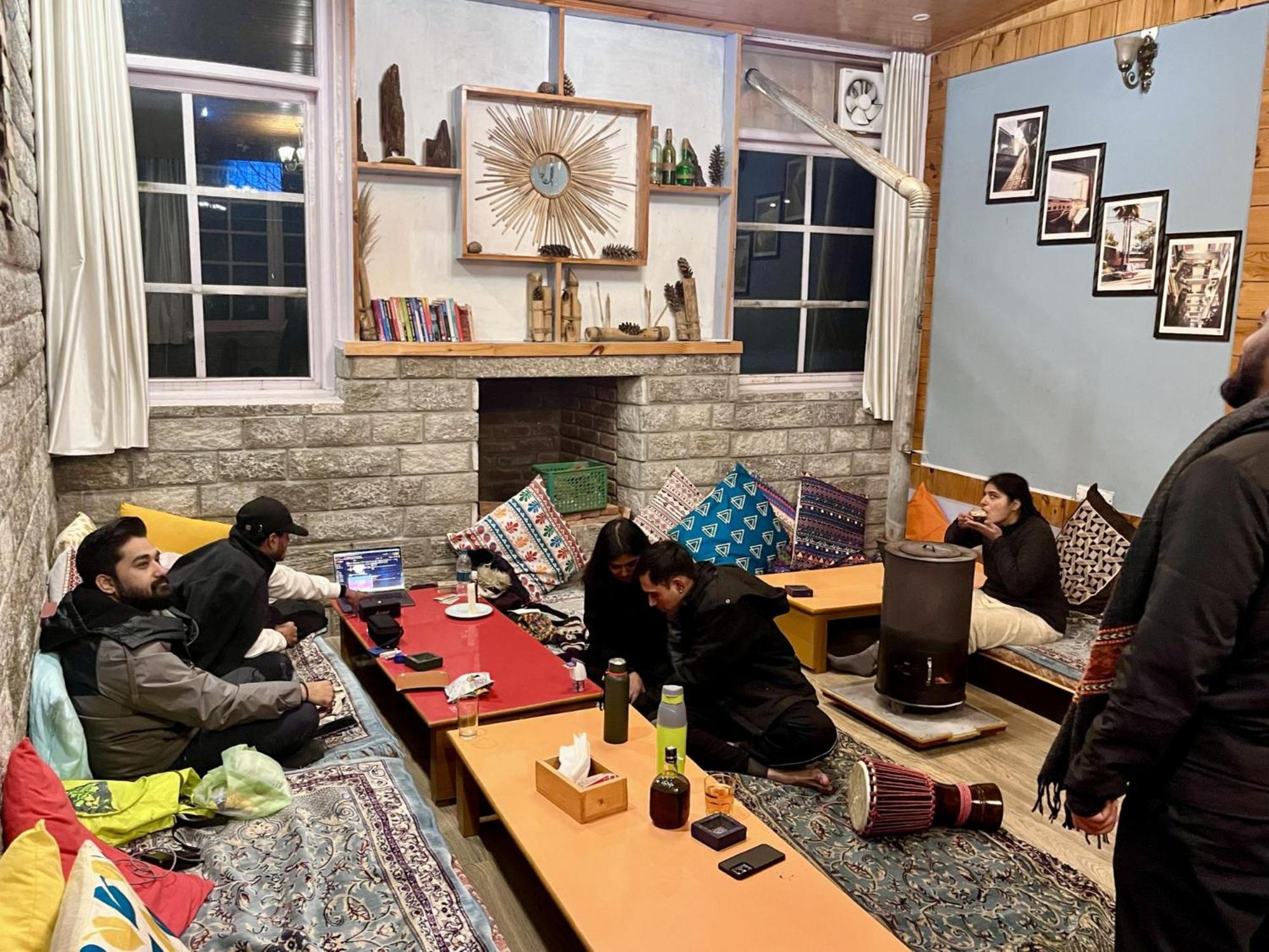 Fluestern Hostel And Cafe Nagar  Buitenkant foto